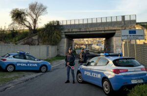 ROSARNO (RC): Spari contro la vetrina di un negozio, un’abitazione e un’auto in sosta. La Polizia di Stato arresta giovane di 27 anni.