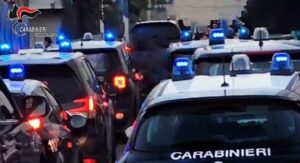 SAN FERDINANDO (RC). DROGA, MUNIZIONI e oggetti pericolosi IN CASA con i figli minori: ARRESTATO dai carabinieri